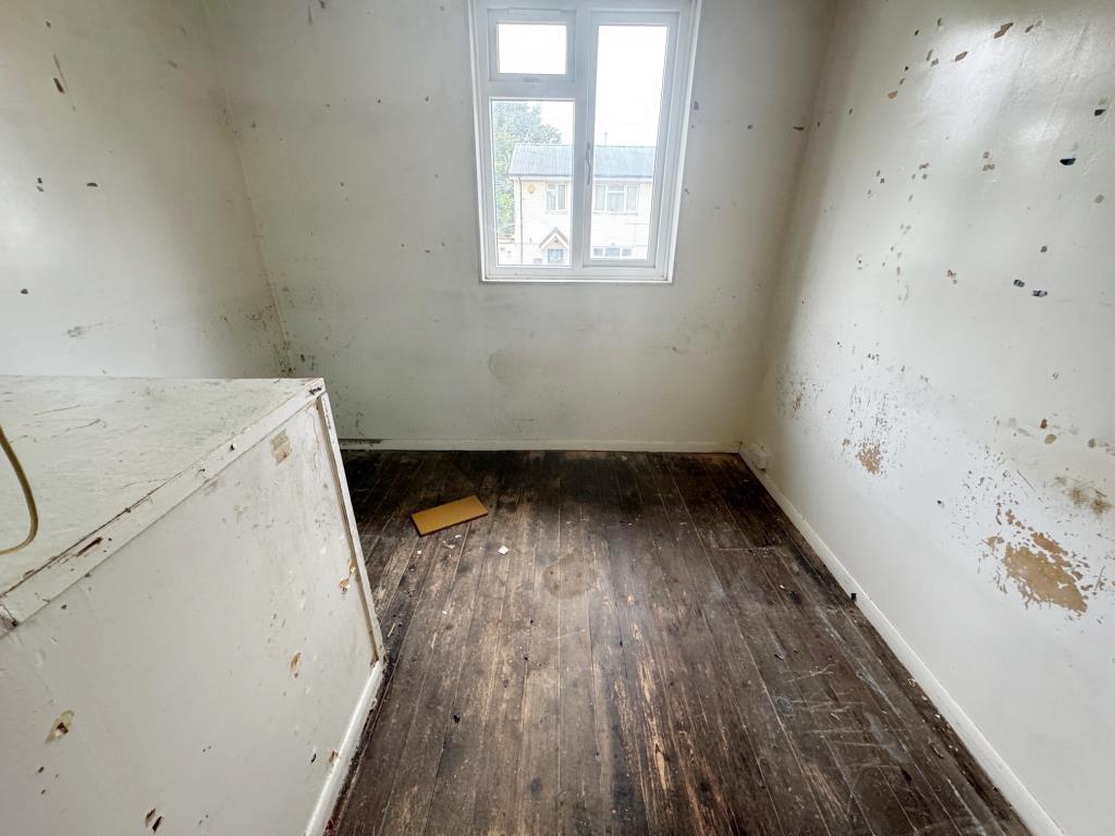 Lot: 95 - THREE-BEDROOM SEMI-DETACHED HOUSE FOR IMPROVEMENT - Bedroom 3